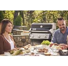 Weber grill med familjen som äter utomhus