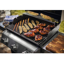 Grill med grönsaker och kött på grillgallret