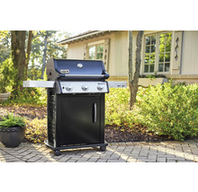 Weber Spirit gasolgrill med förvaring och sidohyllor i trädgården