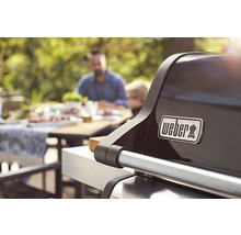 Weber grill med familj i trädgården