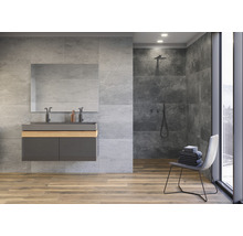 Modernt badrum med tvättställ, spegel och dusch