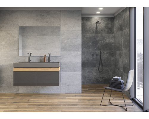 Modernt badrum med tvättställ, spegel och dusch