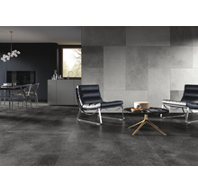 Modernt vardagsrum med golvplattor, väggplattor, möbler och belysning.