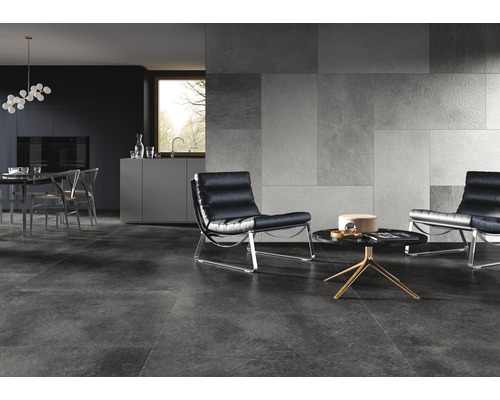 Modernt vardagsrum med golvplattor, väggplattor, möbler och belysning.