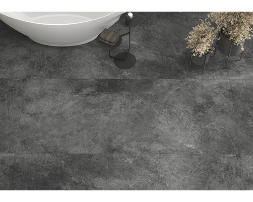 Badrum med badkar och golvplattor i stenimitation