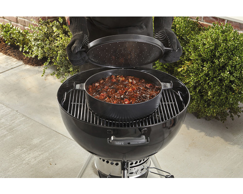 Grill med gryta och lock, tillagad maträtt synlig