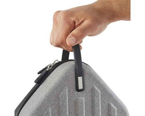 En person håller i en verktygsväska.