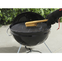 Rengöring av en klotgrill med en grillborste