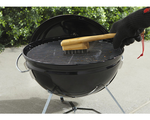 Rengöring av en klotgrill med en grillborste