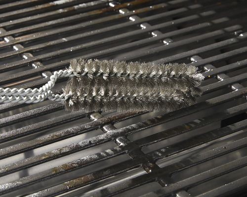 Grillborste på ett grillgaller
