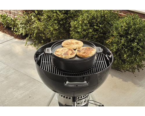 Klotgrill med grillplatta och pitabröd i trädgården