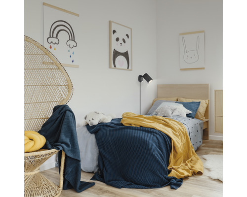 Barnrum med säng, fåtölj och väggdekorationer