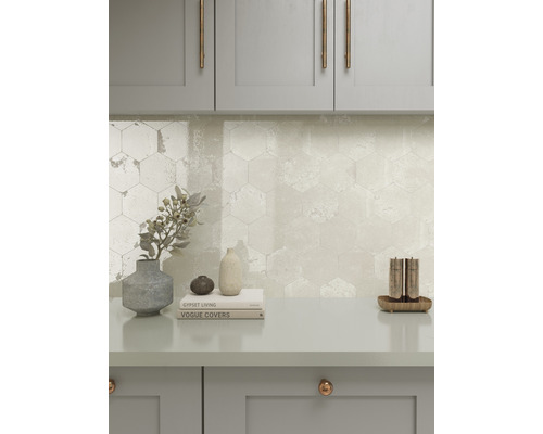 Köksscen med sexkantiga väggplattor och dekorativa element