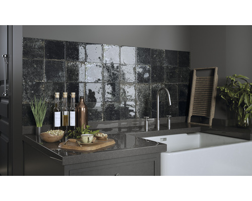 Köksscen med diskho, armatur och väggplattor i stenlook