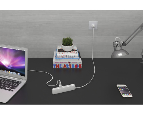 Grenuttag på ett skrivbord med bärbar dator, lampa och smarttelefon