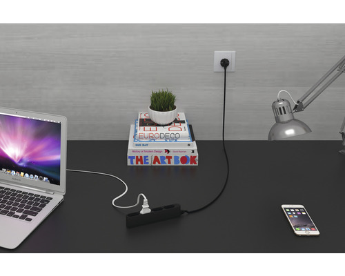 Arbetsplats med grenuttag, laptop, smartphone och skrivbordslampa