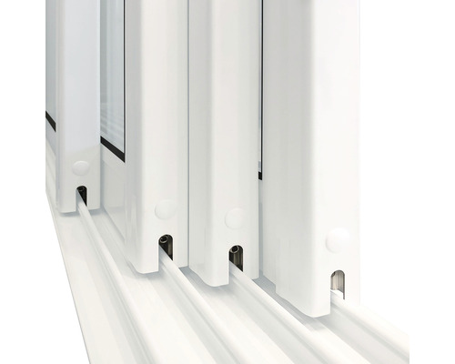 Detaljvy av en vit skjutdörr med styrskenor