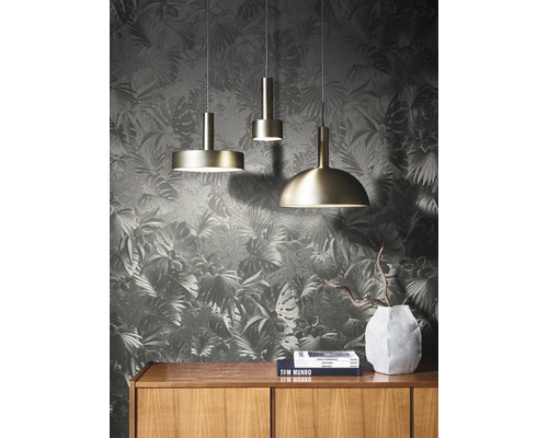 Tre pendellampor i ett rum med blommig tapet och träbyrå.