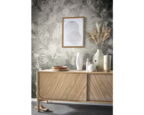 Vardagsrum med mönstrad tapet, byrå, bild och dekorativa vaser