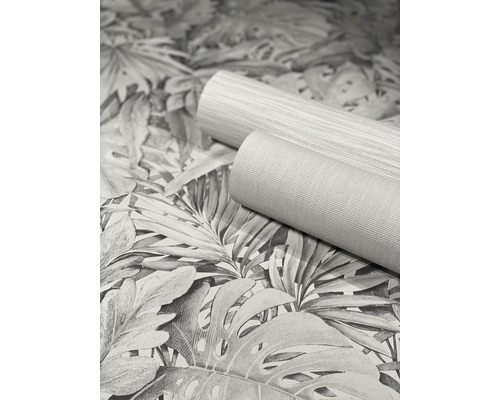 Två rullar tapeter med bladmönster