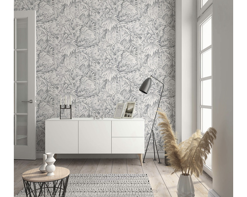 Inredningsidé med byrå, golvlampa och botanisk tapet för vardagsrum