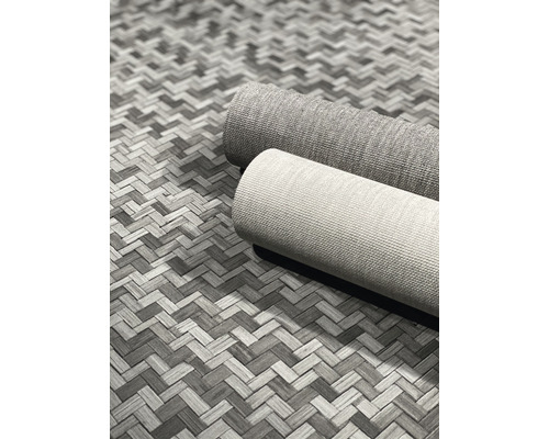 Två rullade mattor på ett mönstrat underlag