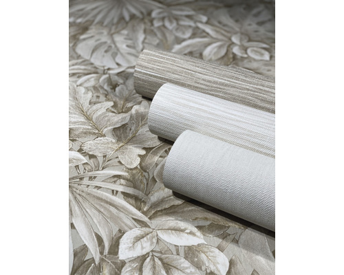 Tre tapetrullar med blommiga och randiga mönster