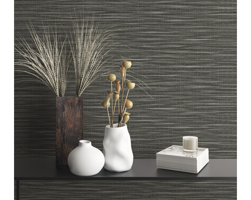 Dekorativ scen med vaser och prydnadsväxter mot en mönstrad vägg.