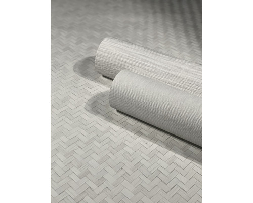 Två rullar textil golvbeläggning på en flätad yta