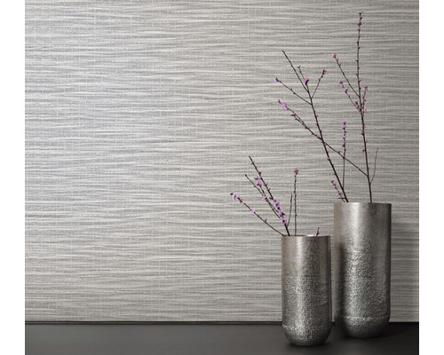 Närbild av en vägg med en tapet med horisontellt mönster och två vaser