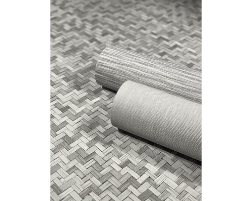 Två rullade mattor på ett fiskbensmönstrat golv