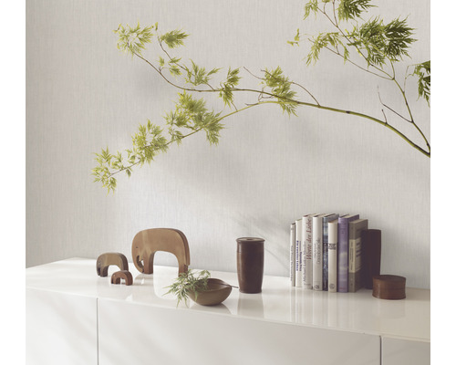 Ljus, strukturerad tapet med bokhylla och dekoration