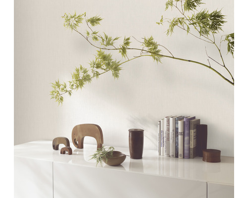 Ljust rum med vita möbler, dekoration och gren