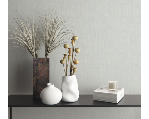 Dekorativa vaser med växter och ljus på en hylla