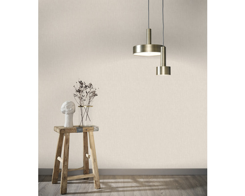 Rumsöversikt med tapet, pall, dekoration och hängande lampa.