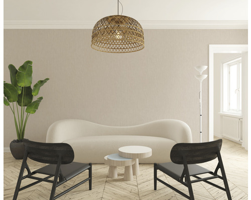 Vardagsrum med soffa, bord, stol, lampa och krukväxt.