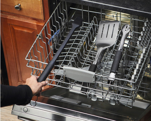 Grillverktyg som grilltång, stekspade och pensel i diskmaskinen