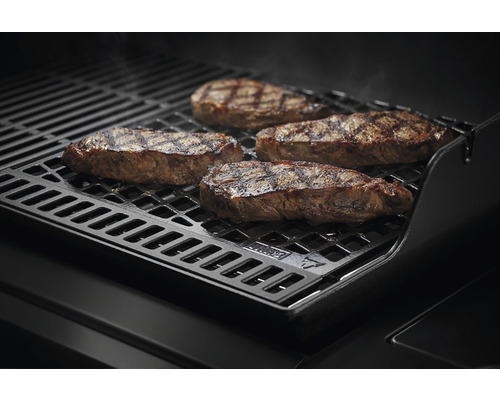 Fyra biffar på ett grillgaller.