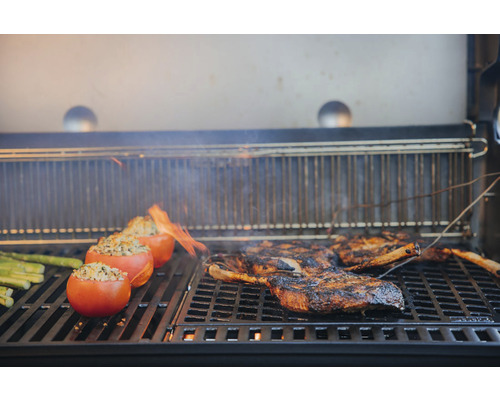 Grill med fyllda tomater, sparris och kött på gallret