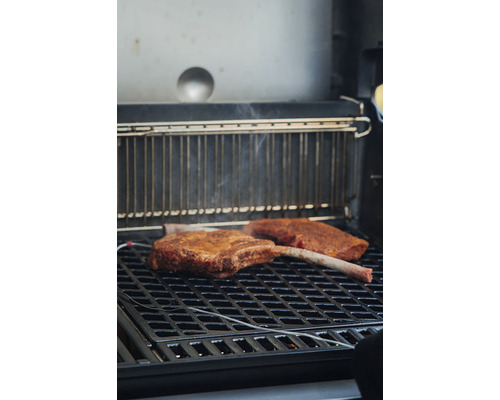 Två tomahawk-biffar på en grill