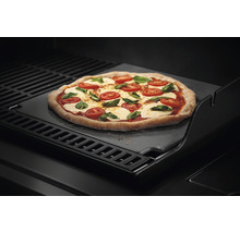 Pizza på pizzasten i grillen