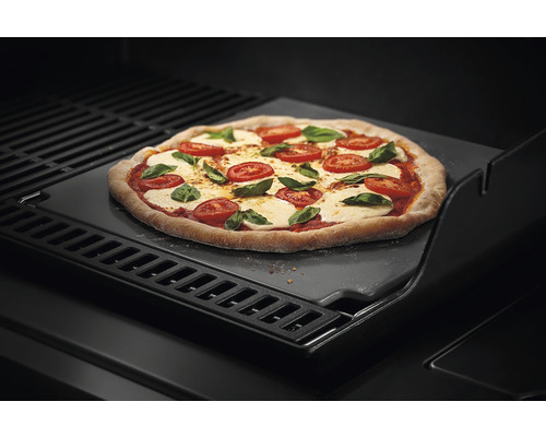 Pizza på pizzasten i grillen
