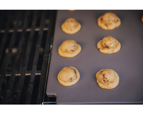 Bakplåt i silikon med kakor på en grill