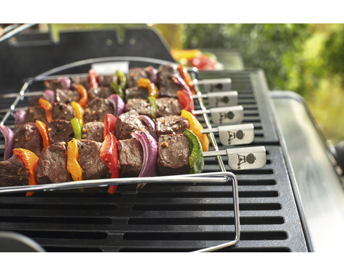 Köttspett med grönsaker tillagade på grillen