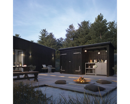 Uteplats med trädgårdshus, grillplats och sittplatser på en träterrass