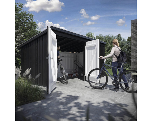 Trädgårdsskjul med öppna dörrar, cyklar och trädgårdsredskap