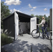 Trädgårdsskjul med öppna dörrar, cyklar och trädgårdsredskap inuti