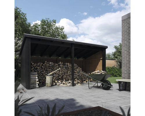 Vedbod med ved, yxa och skottkärra i trädgården