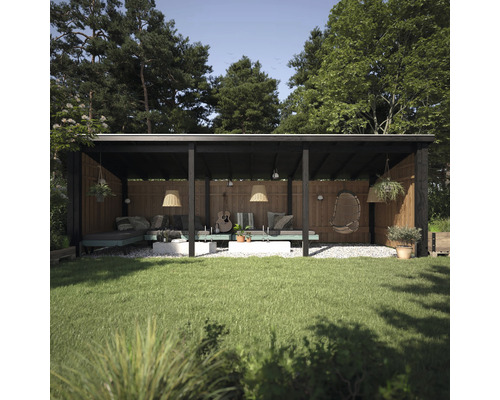 Övertäckt träterrass med sittplatser och dekoration i trädgården