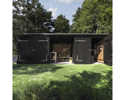 Svart redskapsbod i trä med öppna och stängda dörrar i trädgården.
